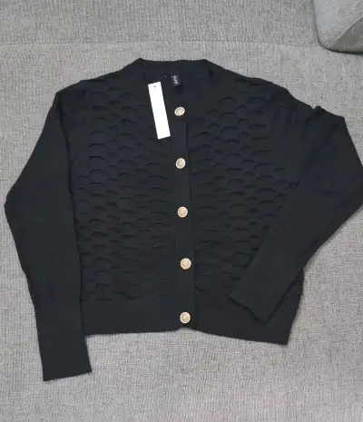 Cardigan negro con botones dorados y diseño texturizado - miniatura 1