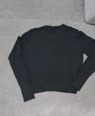 Cardigan negro con botones dorados y diseño texturizado - miniatura 2