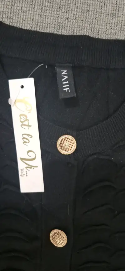 Cardigan negro con botones dorados y diseño texturizado - miniatura 3