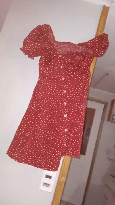 Vestido rojo con lunares blancos - miniatura 1