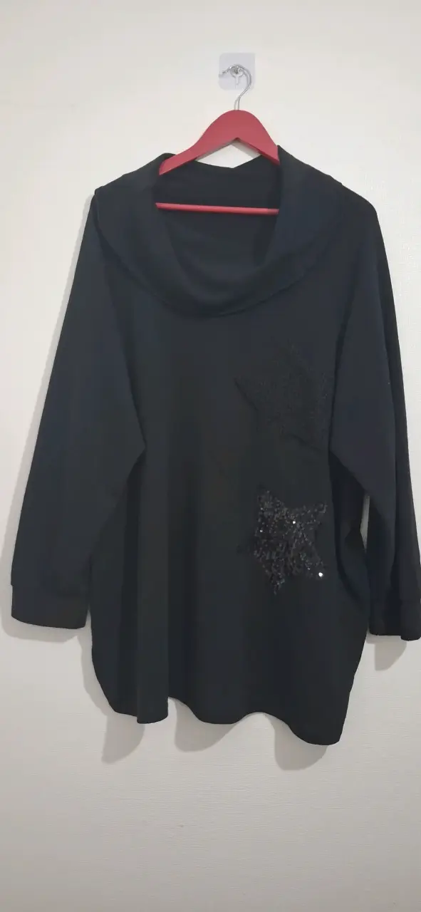 Polera de hilo negra con estrellas decorativas - 1