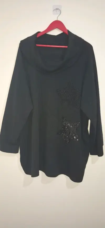 Polera  de hilo negra con estrellas decorativas - miniatura 2