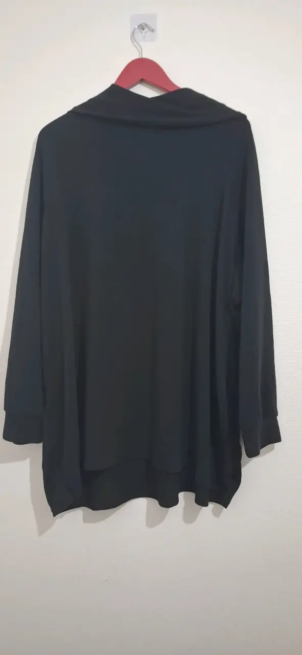 Polera de hilo negra con estrellas decorativas - 3