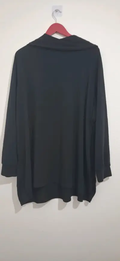 Polera  de hilo negra con estrellas decorativas - miniatura 3