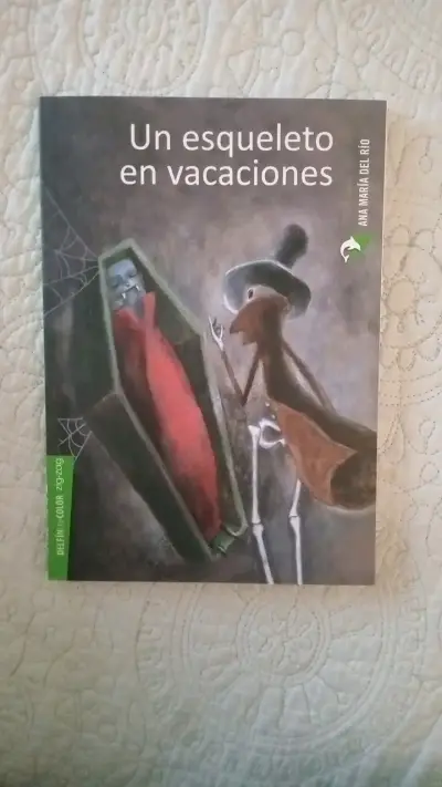 Libro 'Un Esqueleto en Vacaciones' de Ana María del Río - miniatura 1
