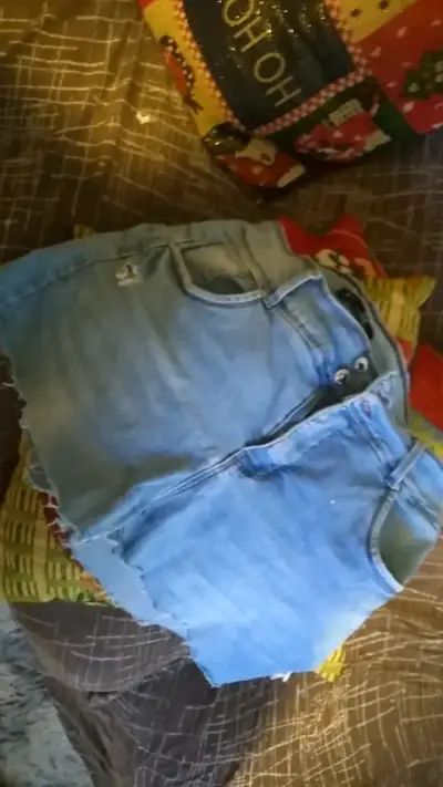 Shorts de mezclilla desgastados para mujer - miniatura 1