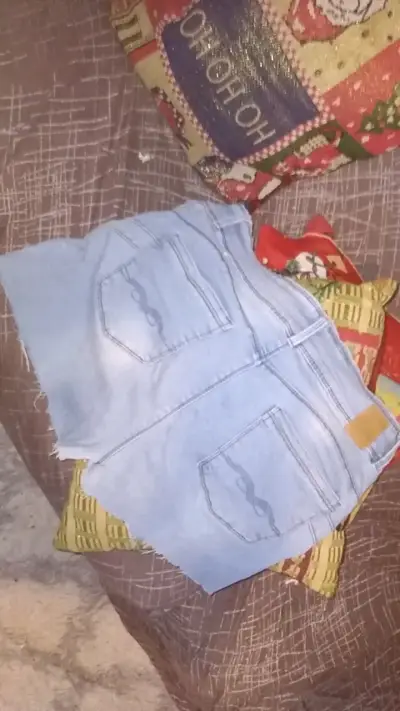 Shorts de mezclilla desgastados para mujer - miniatura 3