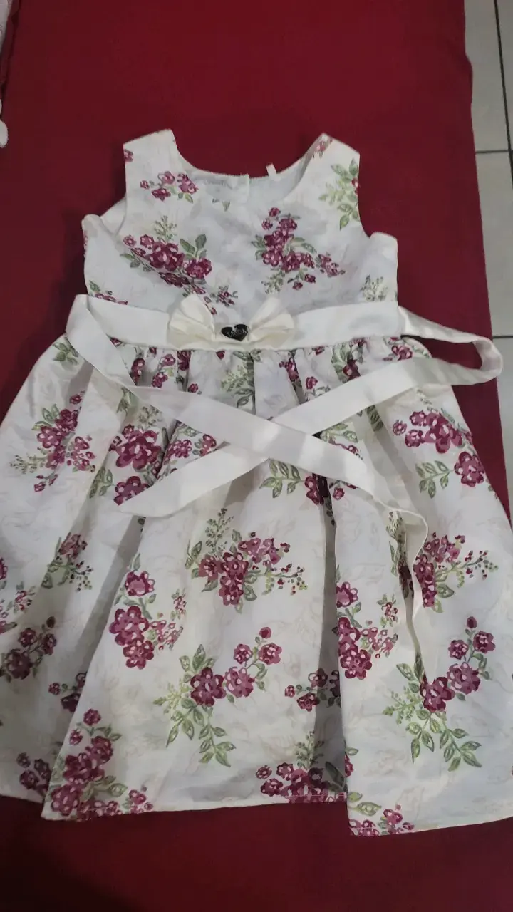 Vestido floral para niña con lazo decorativo