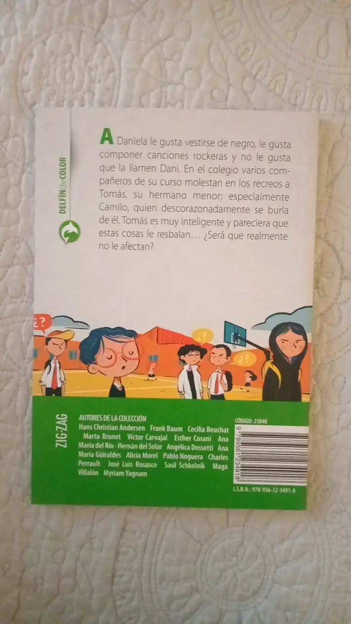 Libro 'Me visto de negro y qué' de Roberto Fuentes - 2