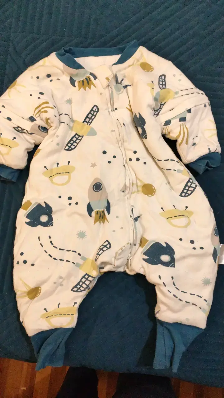 Saquito enterito de bebé con diseño espacial