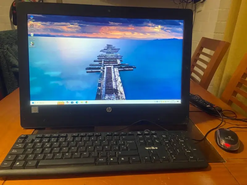 Computador All-in-One HP con teclado y mouse - 1