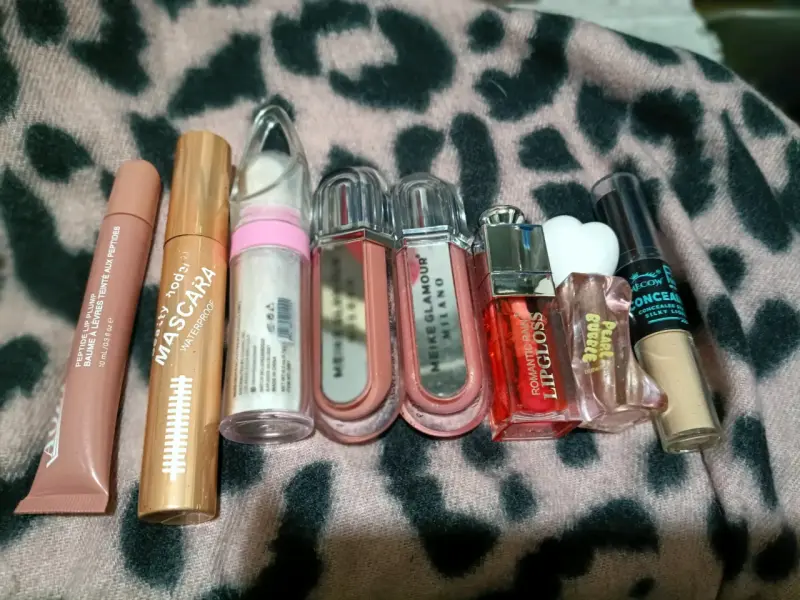 Set de maquillaje variado con labiales y máscara - 1