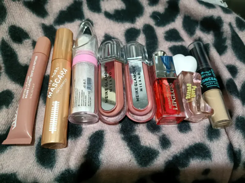 Set de maquillaje variado con labiales y máscara - 2