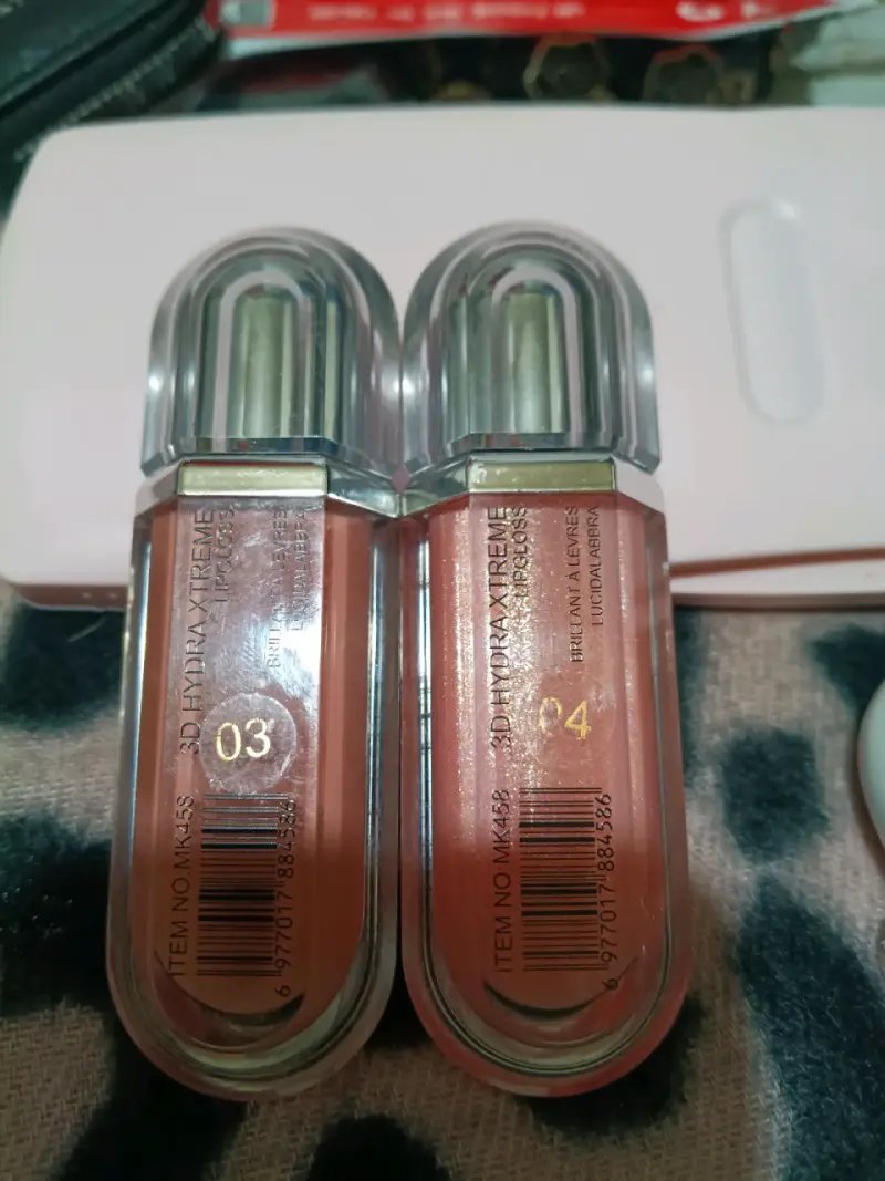 Set de maquillaje variado con labiales y máscara - 3