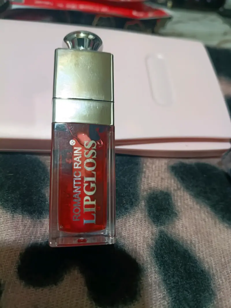 Set de maquillaje variado con labiales y máscara - 4