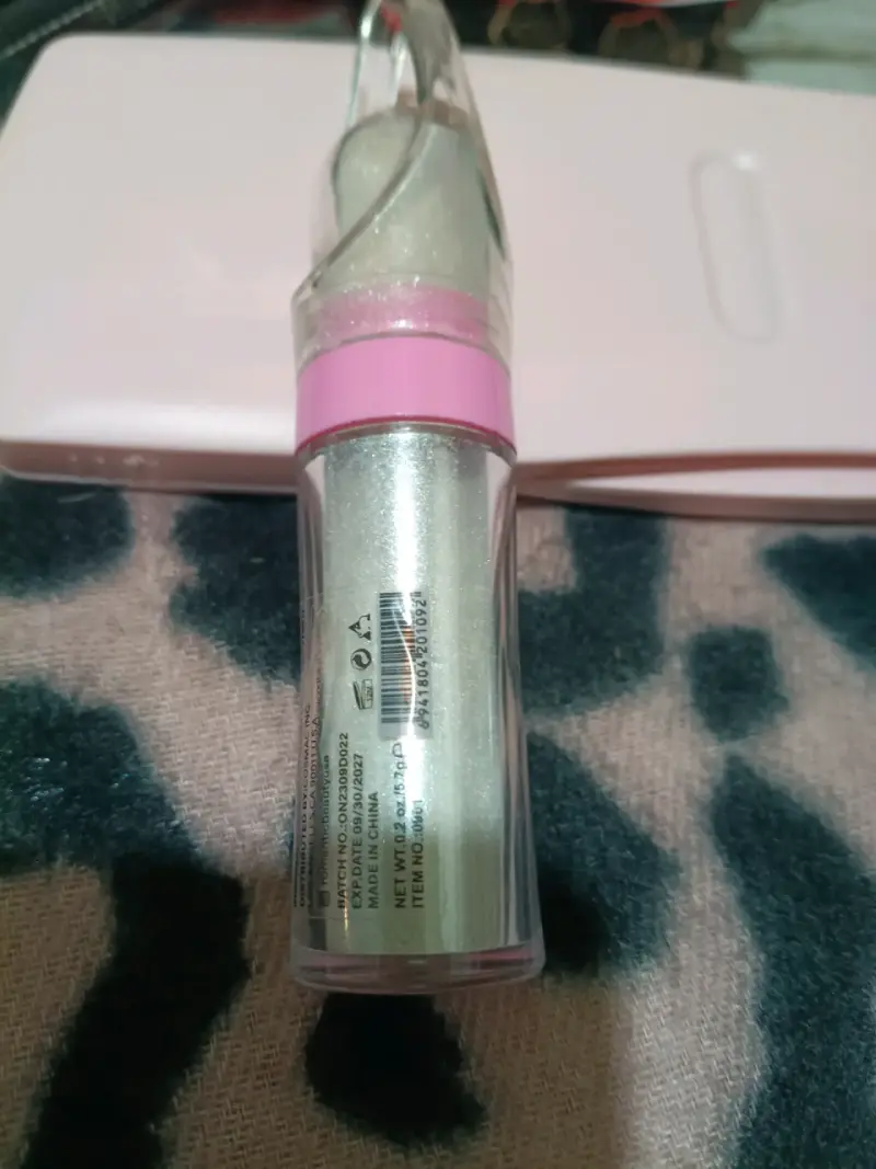 Set de maquillaje variado con labiales y máscara - 5
