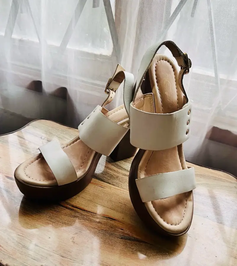 Sandalias de tacón alto color blanco y marrón - 2