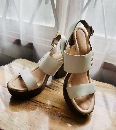 Sandalias de tacón alto color blanco y marrón - miniatura 2