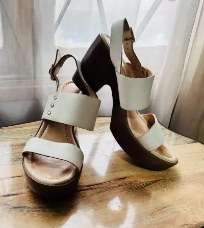 Sandalias de tacón alto color blanco y marrón - miniatura 4