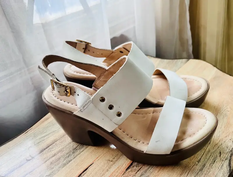Sandalias de tacón alto color blanco y marrón - 5
