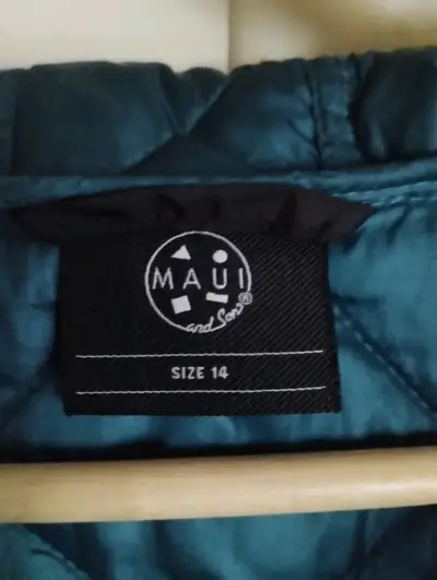 Chaqueta Maui acolchada negra con capucha - miniatura 4