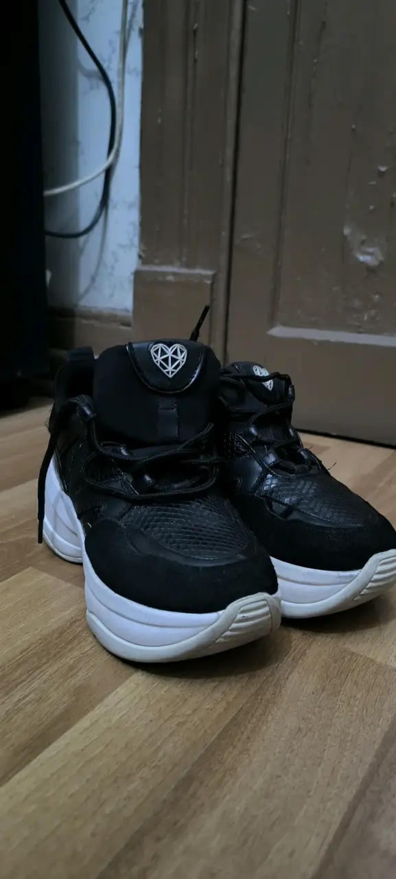 Zapatillas negras para mujer - 1