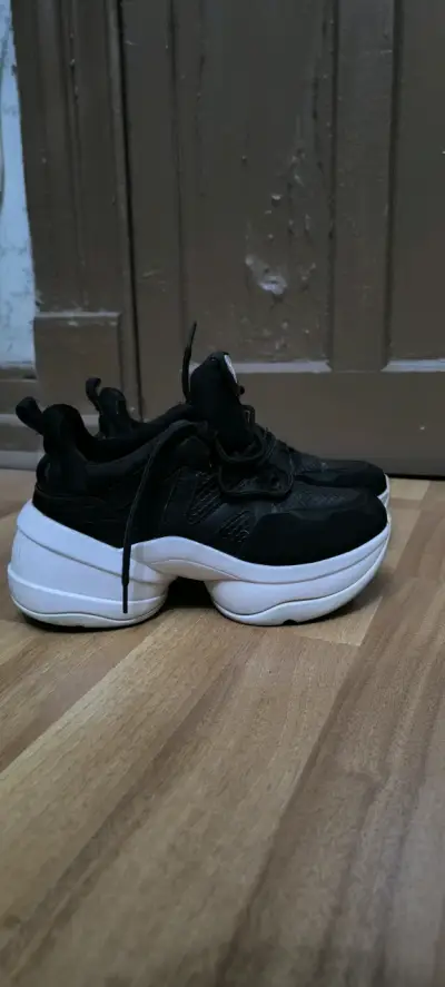 Zapatillas negras para mujer - miniatura 2