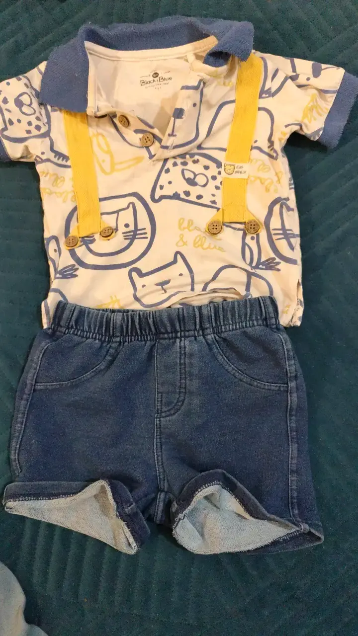 Conjunto de bebé con tirantes y estampado de gatos