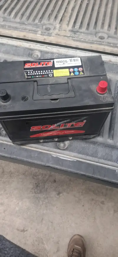 Batería automotriz en buen estado - miniatura 3