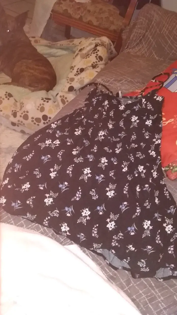 Vestido floral negro sin mangas - 1