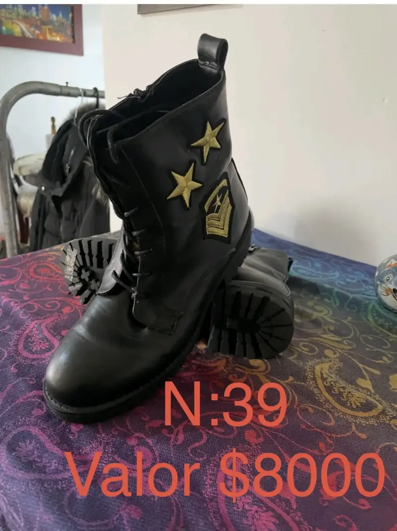 Botas militares negras con insignias talla 39