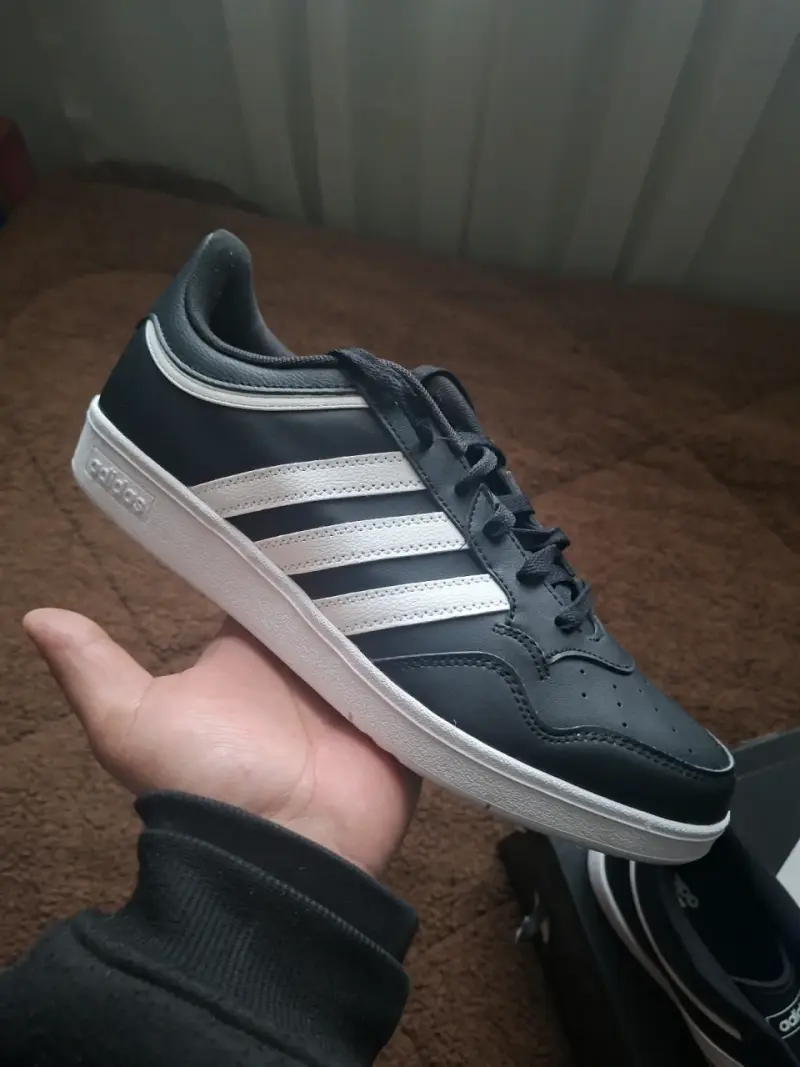 Zapatillas deportivas Adidas negras y blancas - 1