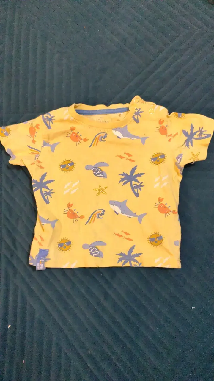 Polera infantil amarilla con estampado de verano