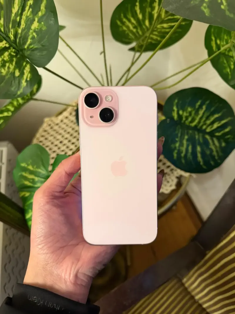 iPhone 15 rosado, detalle en última foto, 89% - 1