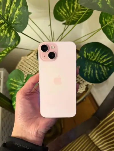 iPhone 15 rosado, detalle en última foto, 89% - miniatura 1