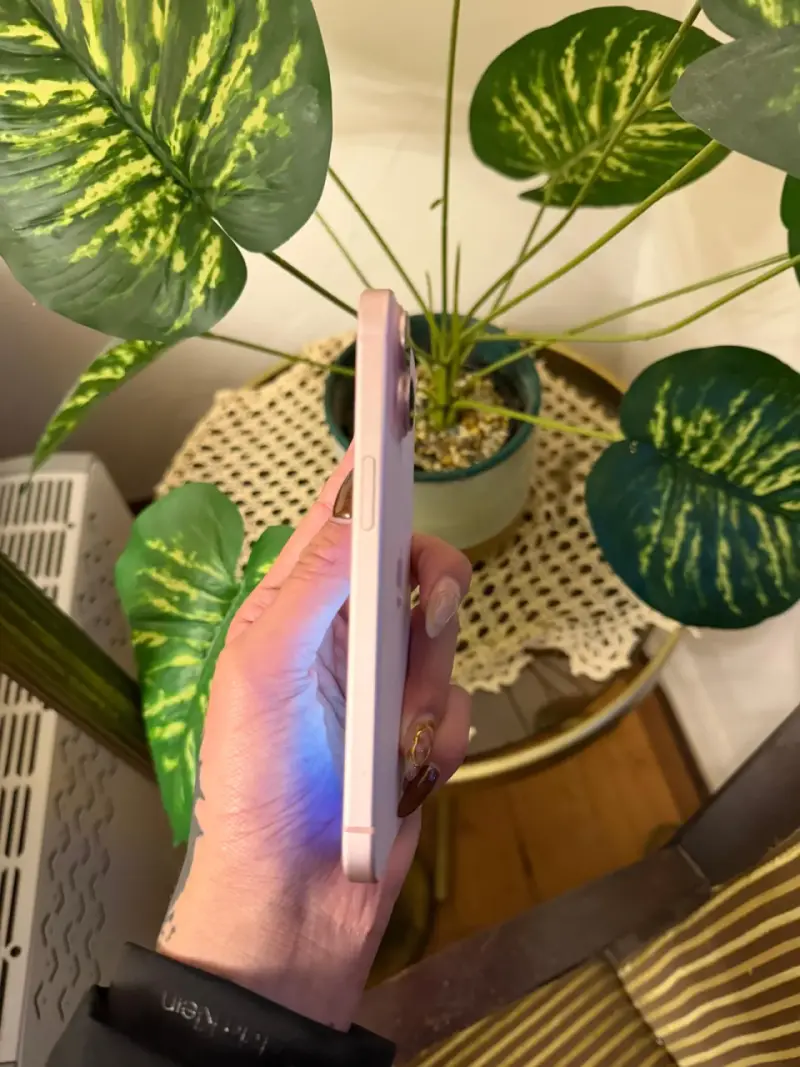 iPhone 15 rosado, detalle en última foto, 89% - 2