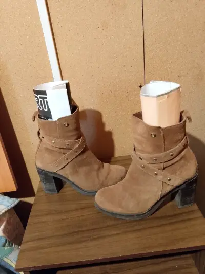 Botines de gamuza marrón con tacón alto - miniatura 1