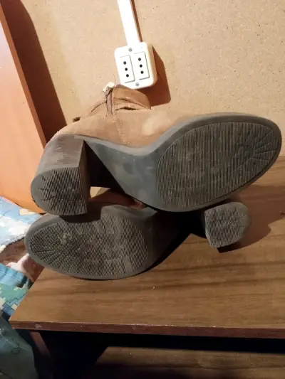 Botines de gamuza marrón con tacón alto - miniatura 4