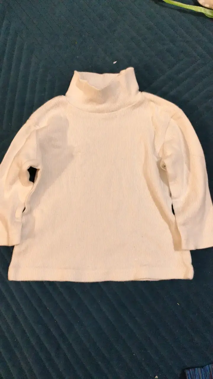 Polera cuello alto blanca para niños