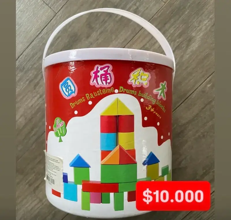 Bloques de construcción para niños en balde
