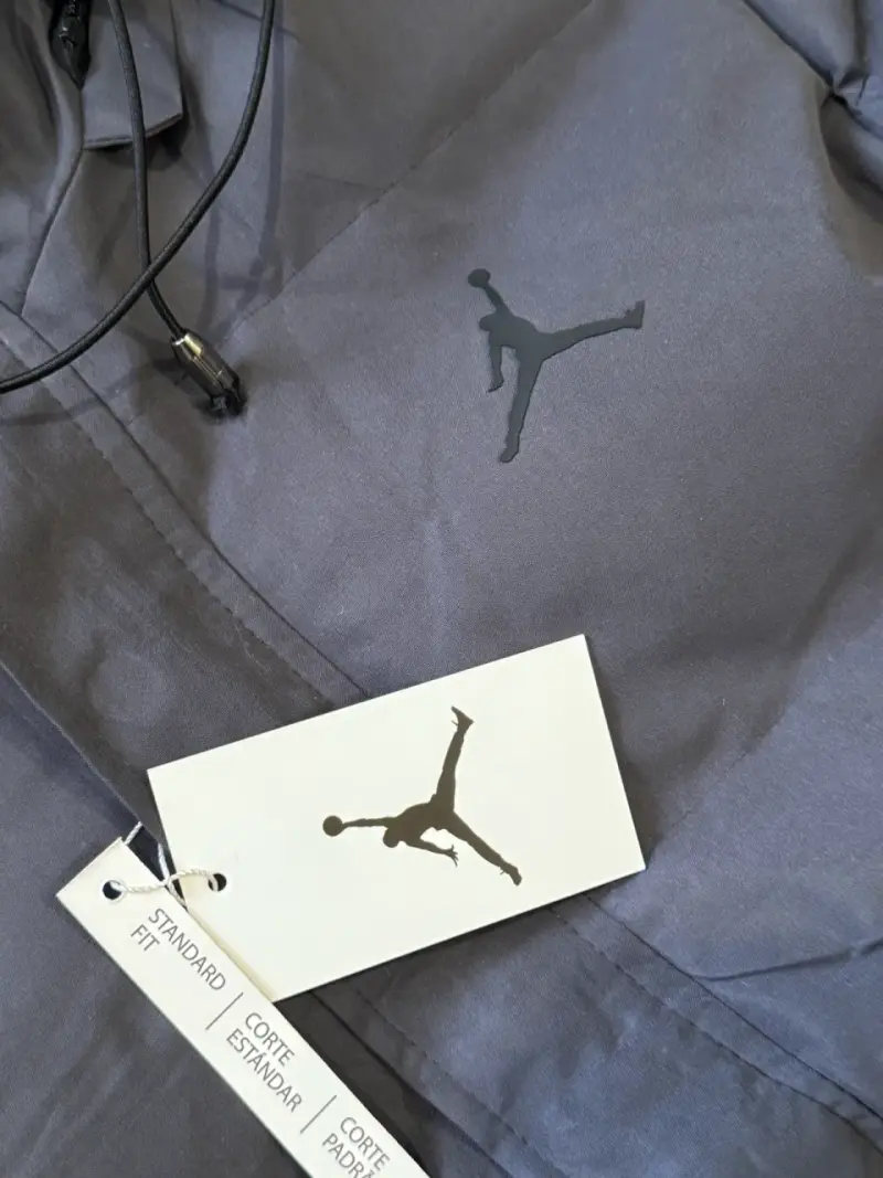 Chaqueta impermeable gris con capucha Jordan - 3