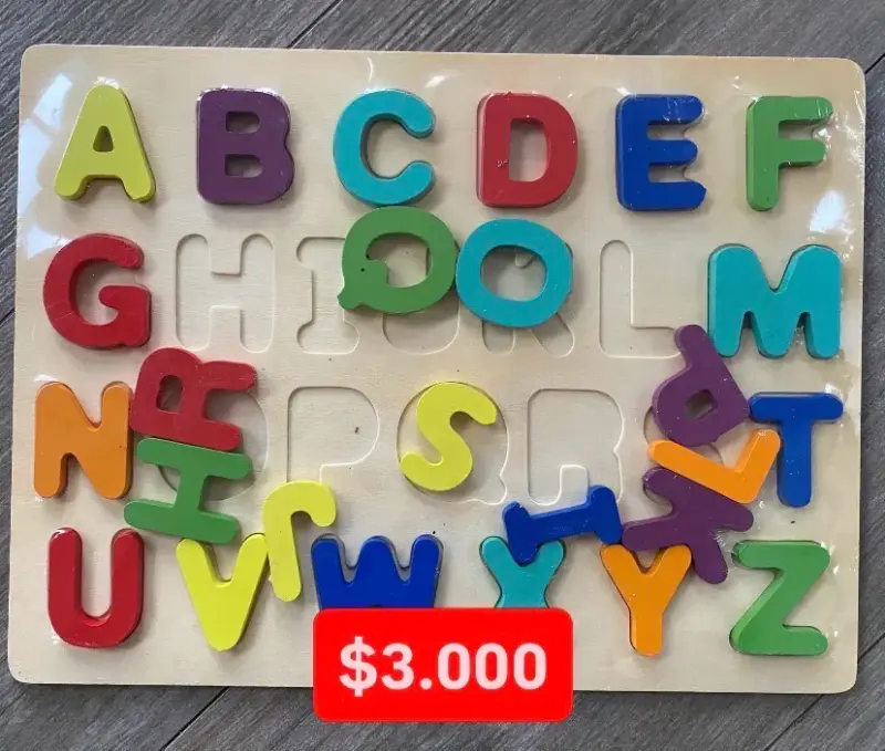 Rompecabezas de madera con letras coloridas