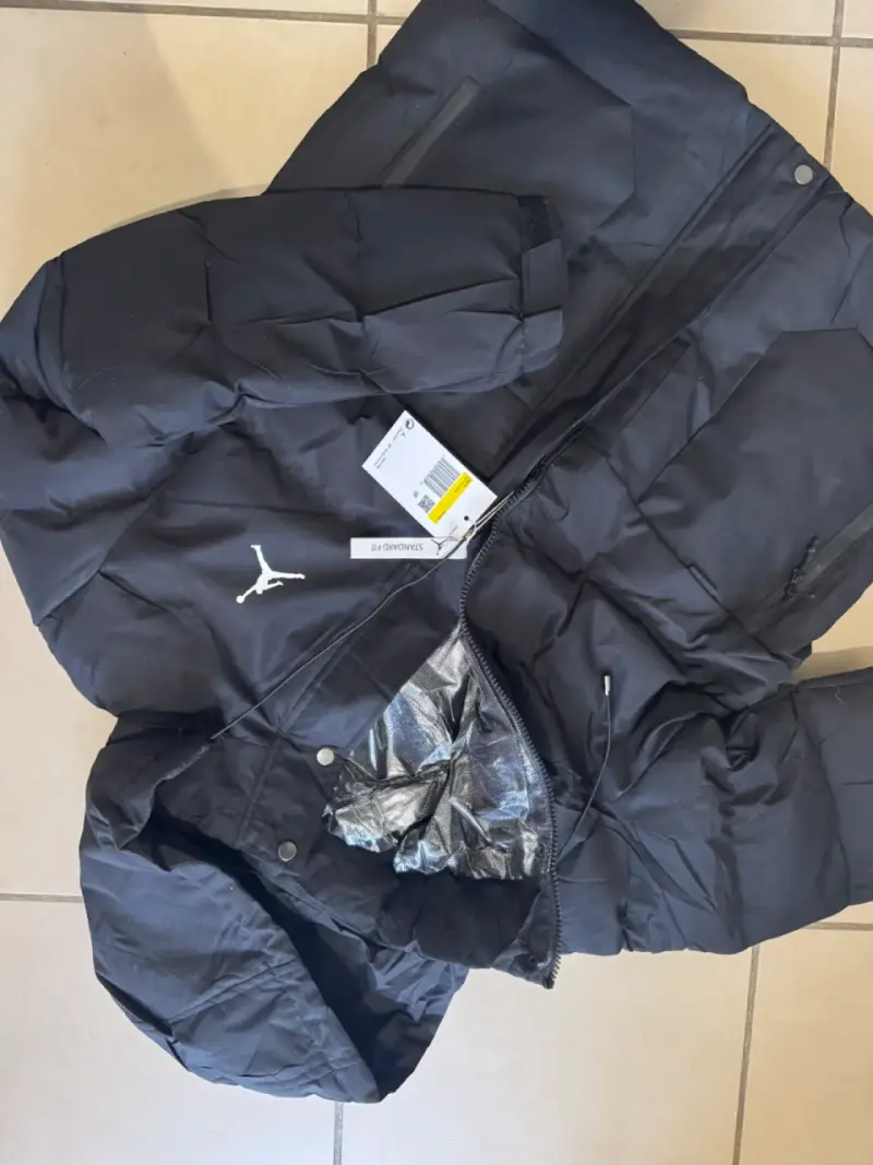 Chaqueta impermeable negra con capucha Jordan - 3
