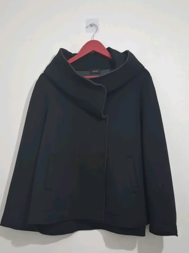 Abrigo negro elegante para mujer - 1