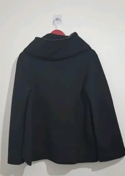 Abrigo negro elegante para mujer - miniatura 2