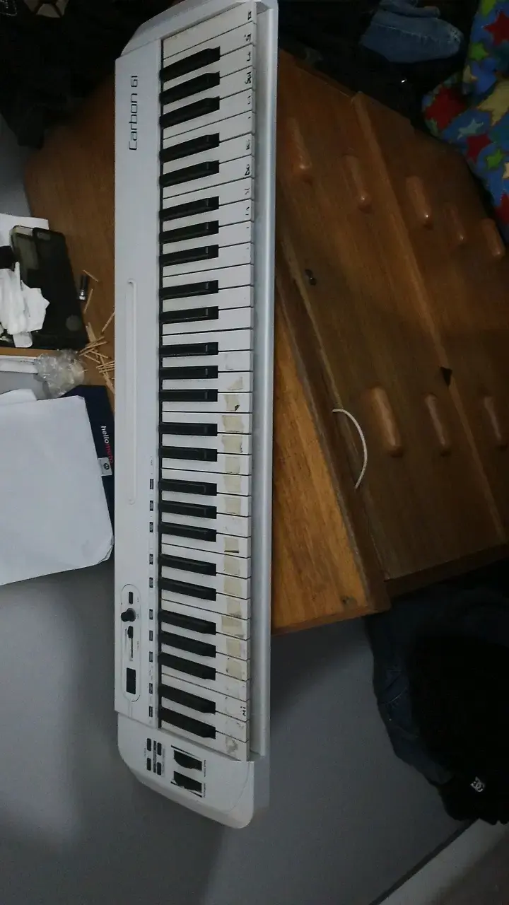 Teclado MIDI Samson Carbon 61 teclas - 1