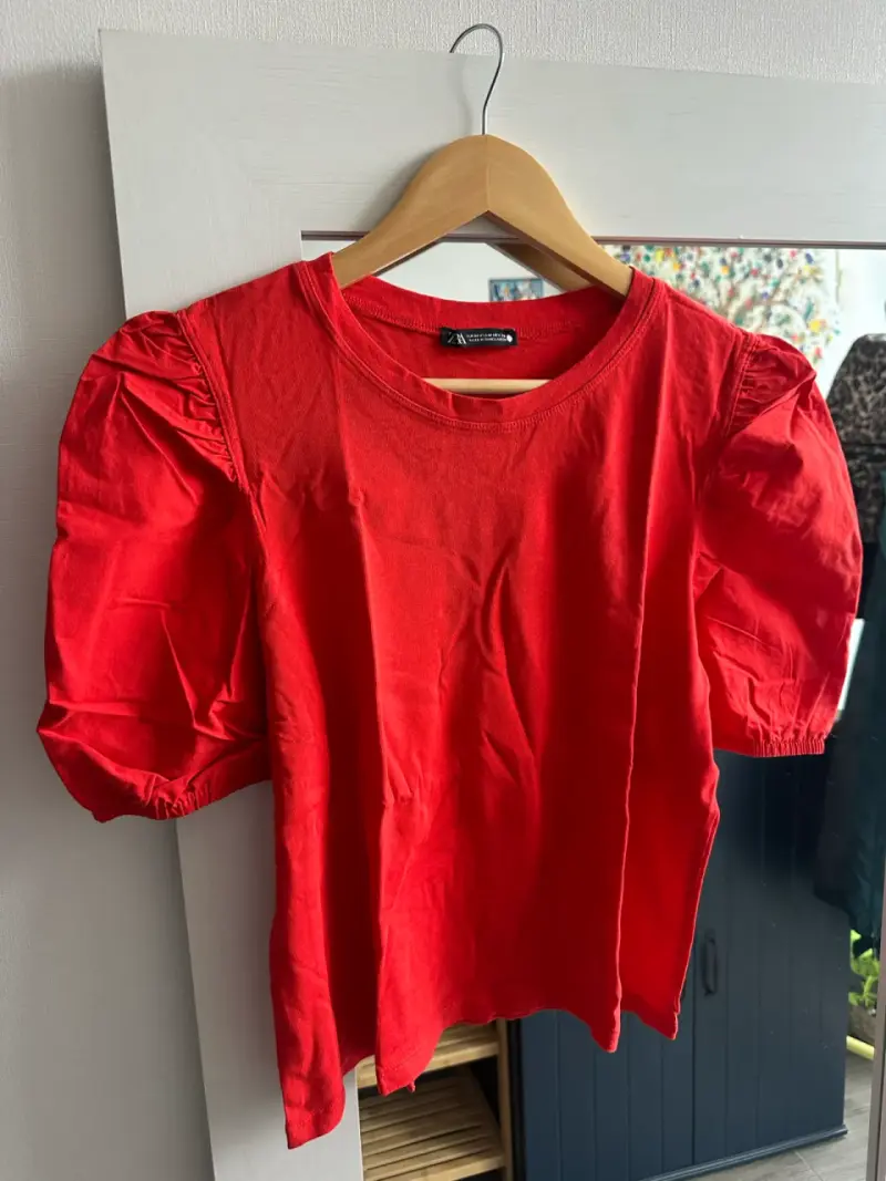 Blusa roja de manga abullonada para mujer - 1