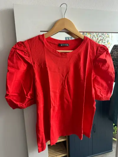 Blusa roja de manga abullonada para mujer - miniatura 1