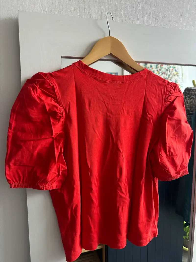 Blusa roja de manga abullonada para mujer - 3