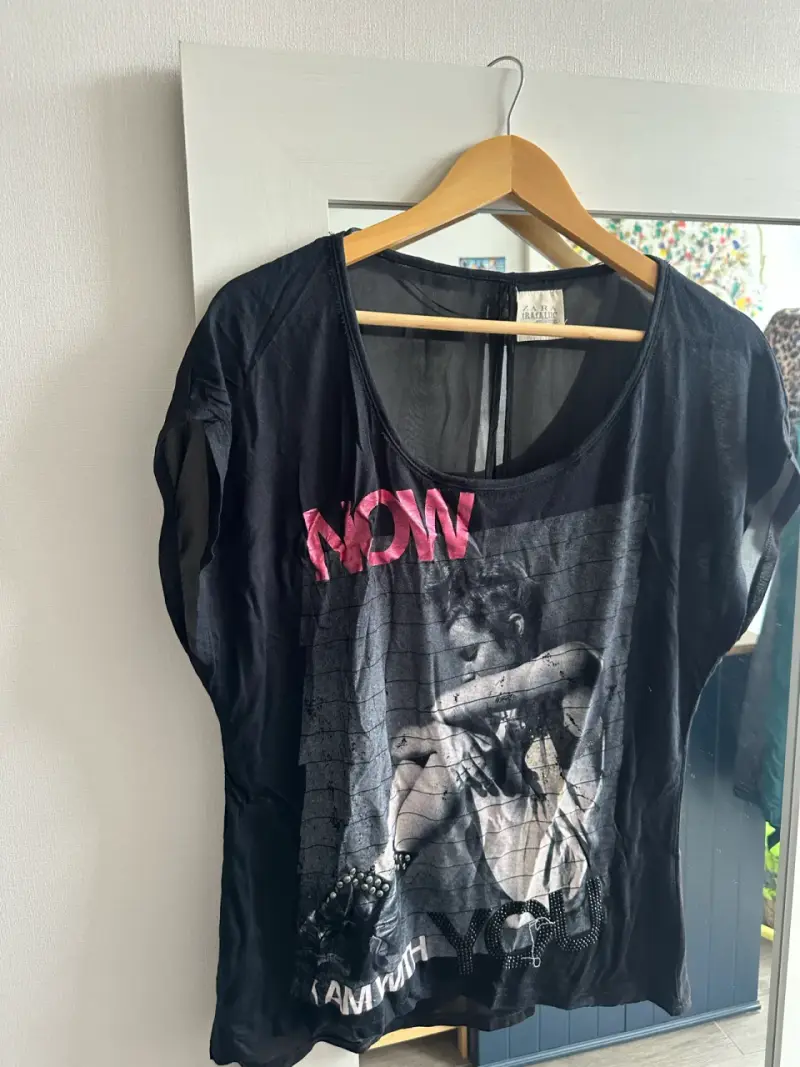 Polera negra con estampado gráfico Zara - 1